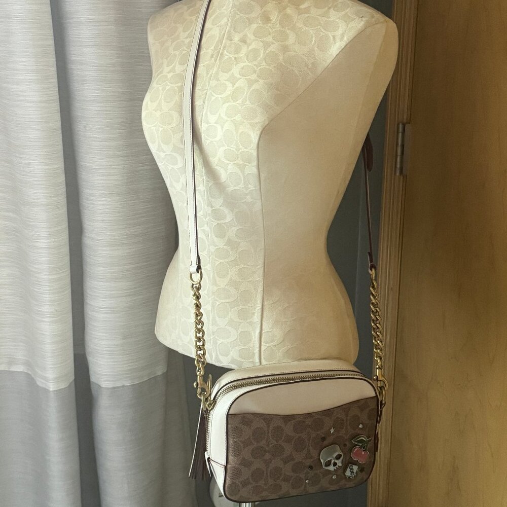 EUC Coach Camera Bag #31208 in signature canvas/leather trim w/ souvenir pins!